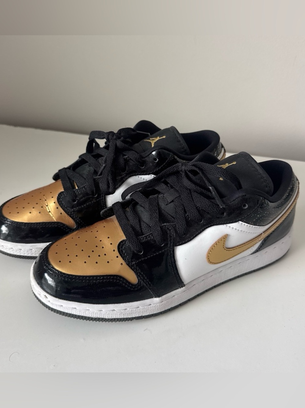 Jordan Kids Low-Top Sneakers in Black, Gold & White